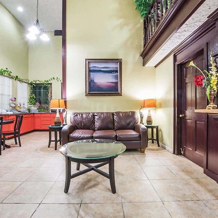 Howard Johnson By Wyndham San Marcos Exterior photo
