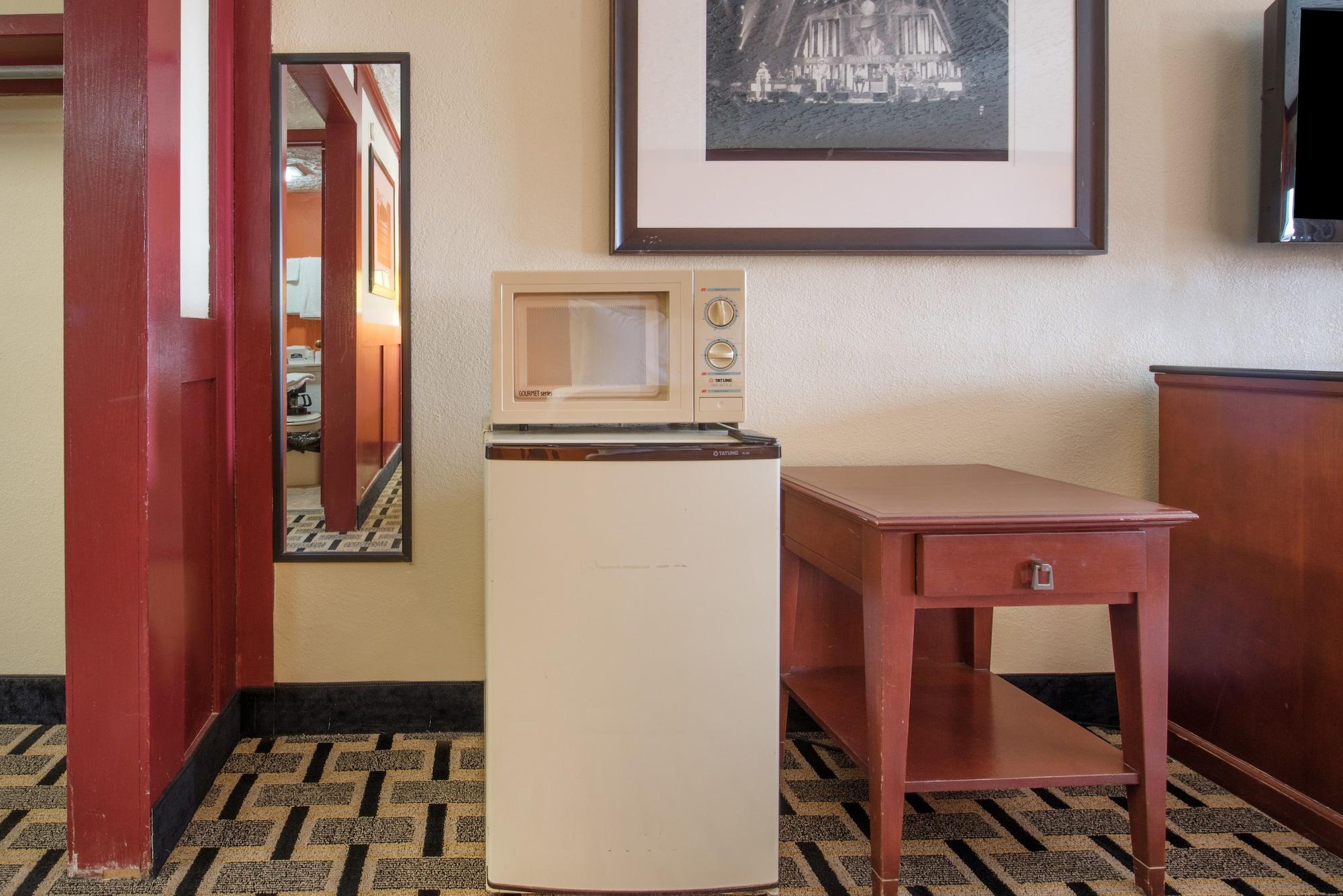 Howard Johnson By Wyndham San Marcos Exterior photo