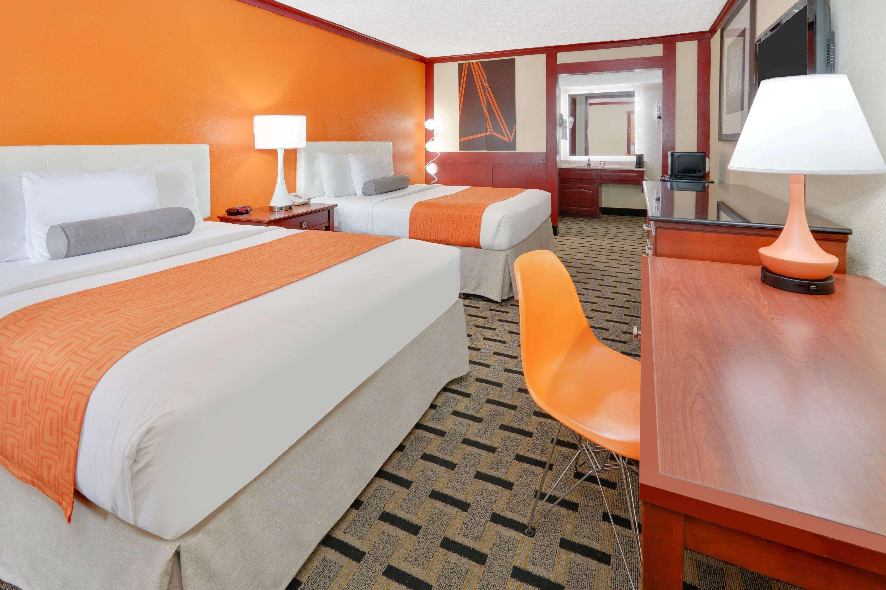 Howard Johnson By Wyndham San Marcos Exterior photo