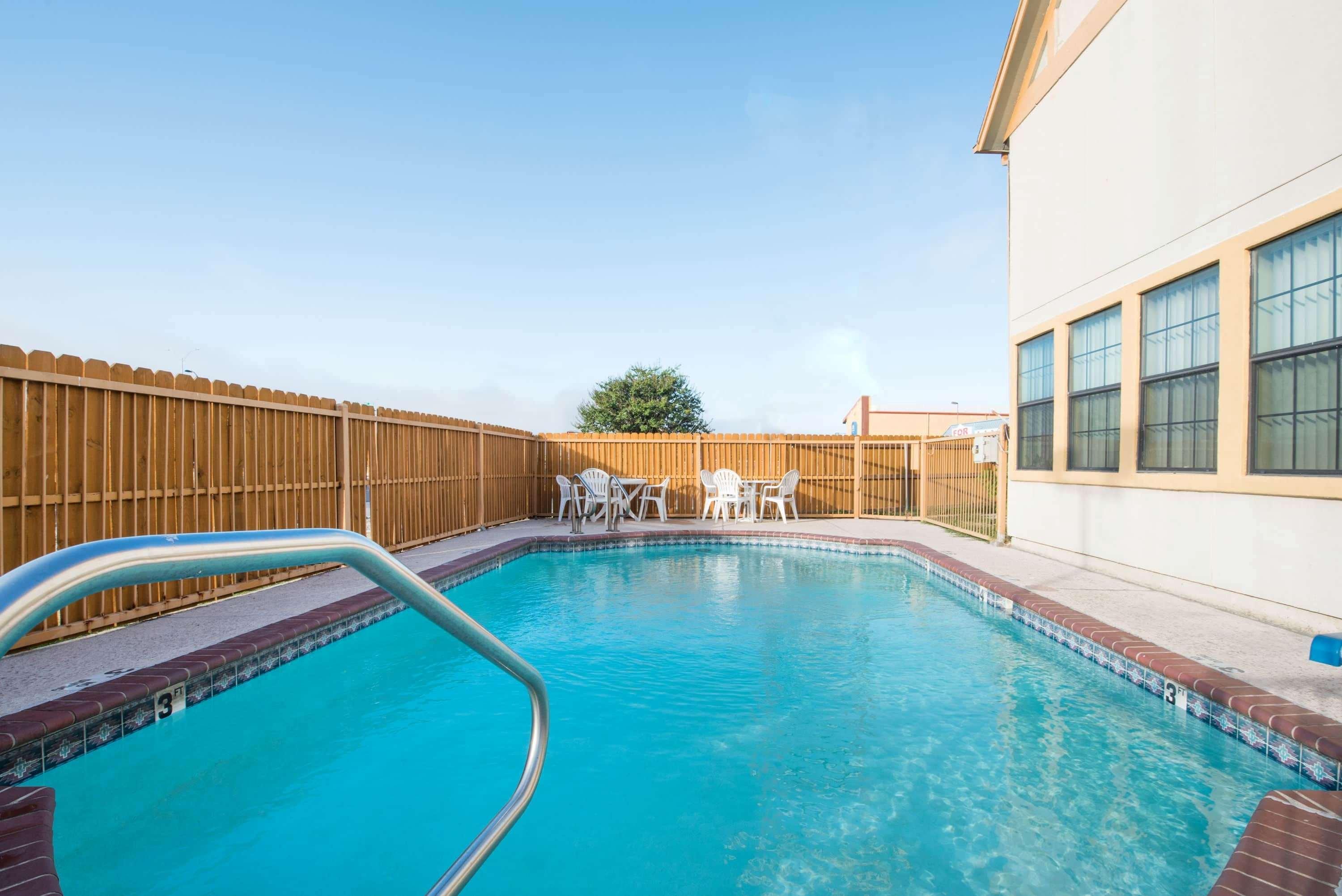 Howard Johnson By Wyndham San Marcos Exterior photo