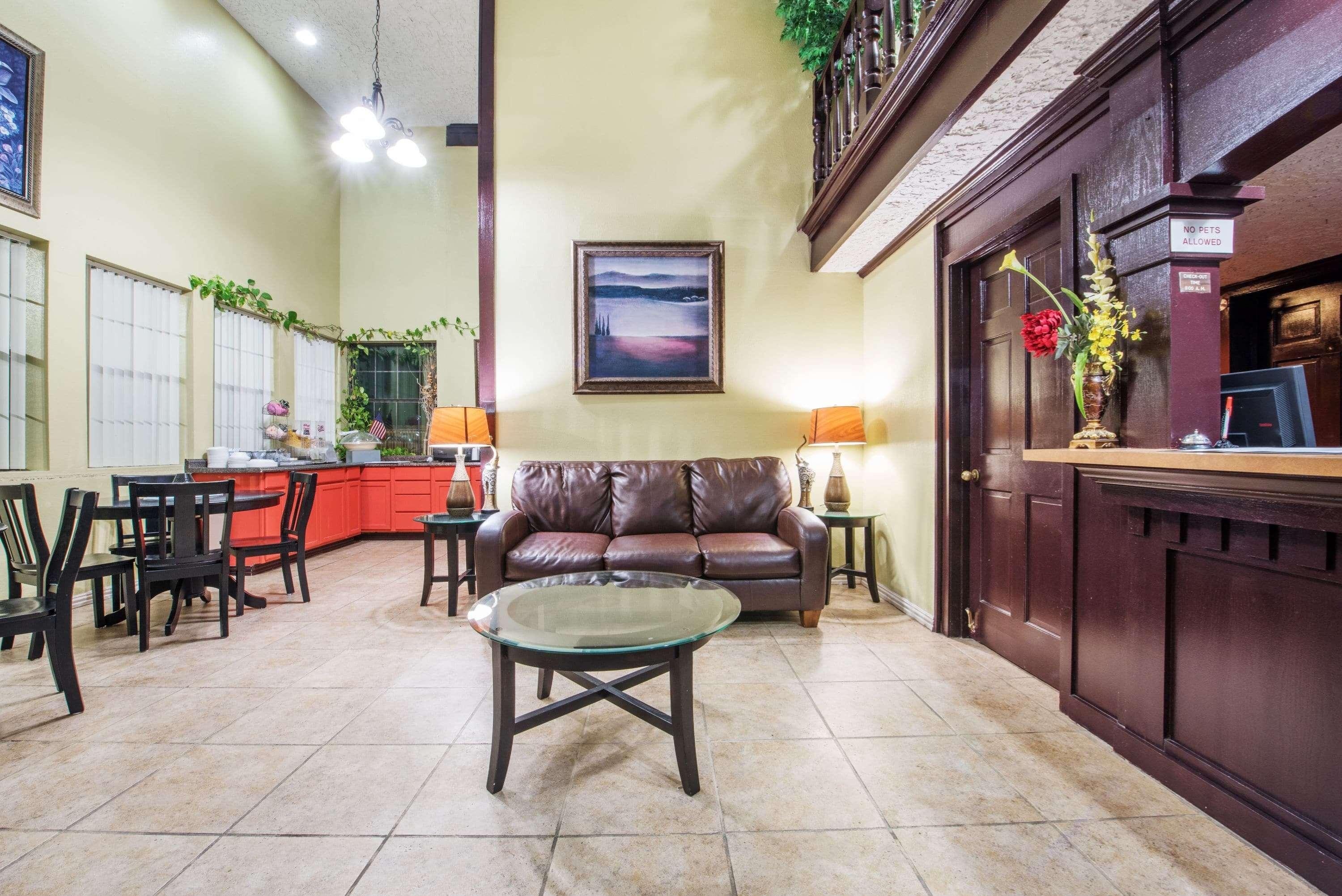 Howard Johnson By Wyndham San Marcos Exterior photo
