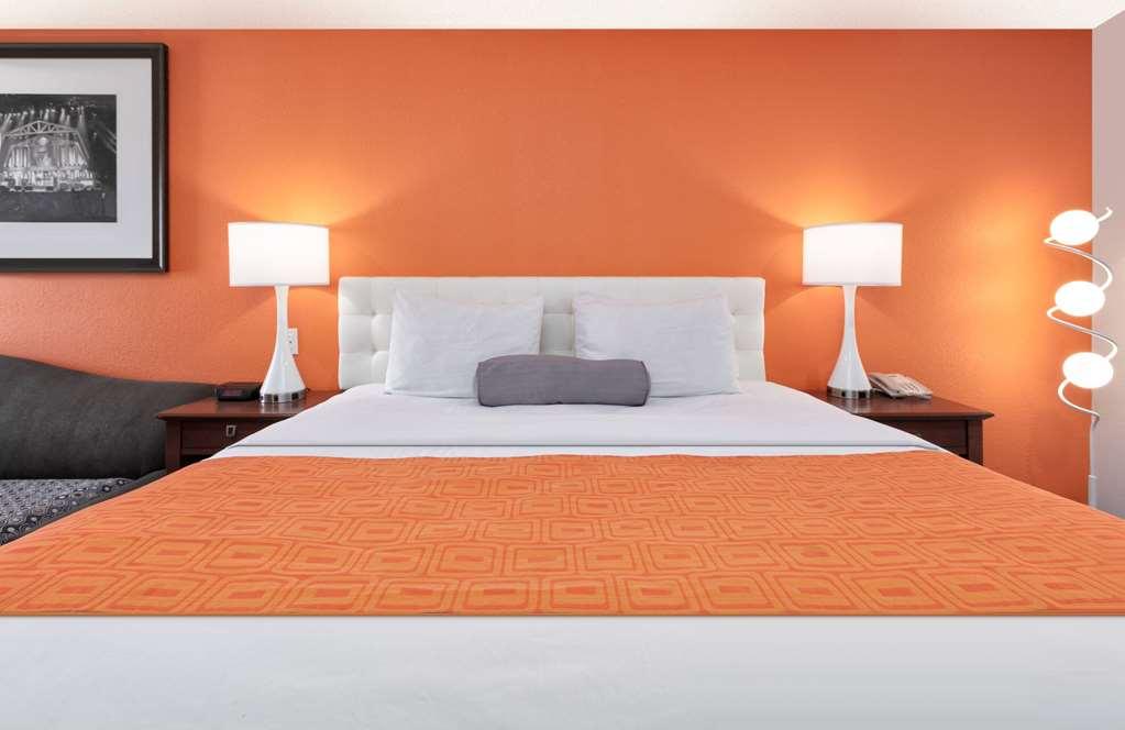 Howard Johnson By Wyndham San Marcos Room photo