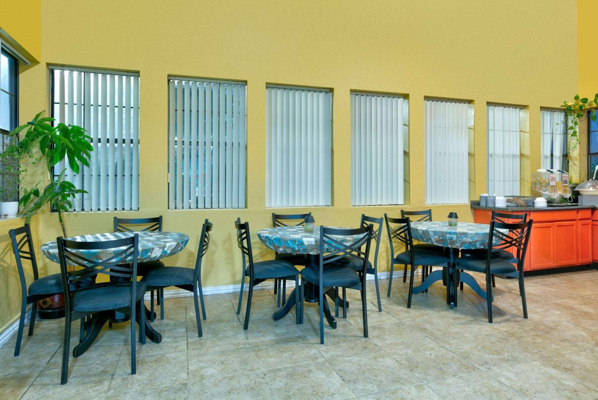 Howard Johnson By Wyndham San Marcos Exterior photo