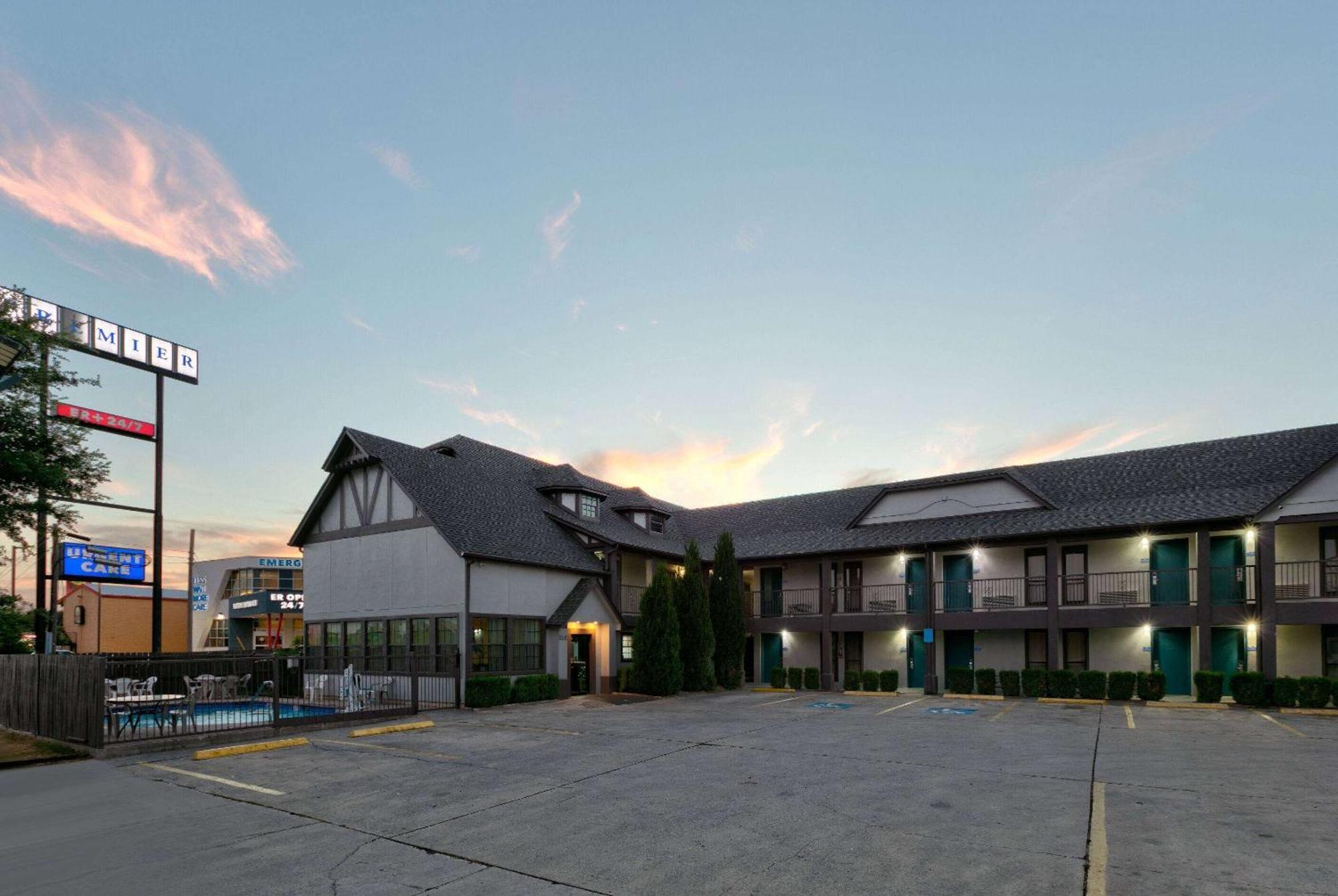 Howard Johnson By Wyndham San Marcos Exterior photo