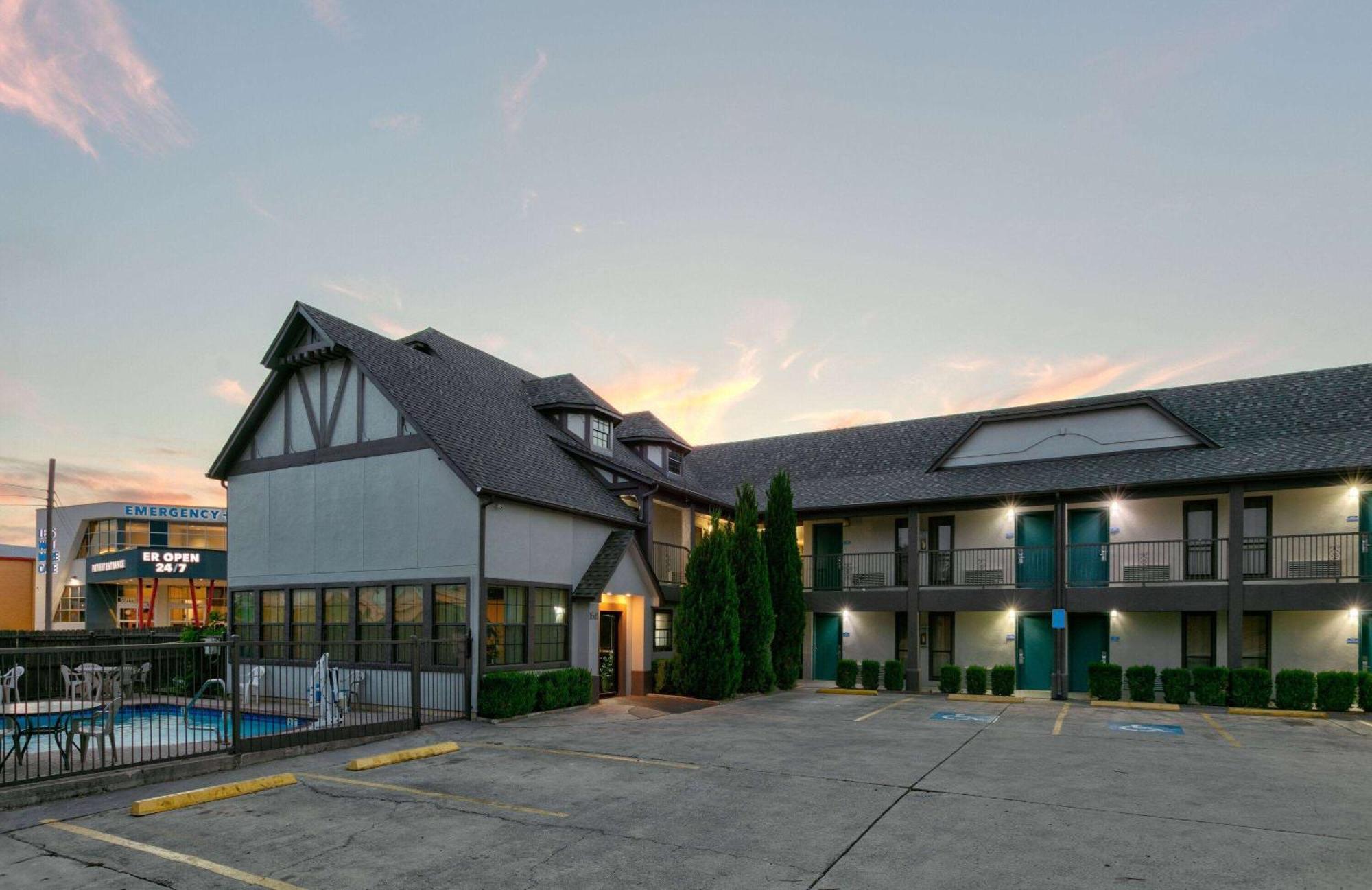 Howard Johnson By Wyndham San Marcos Exterior photo