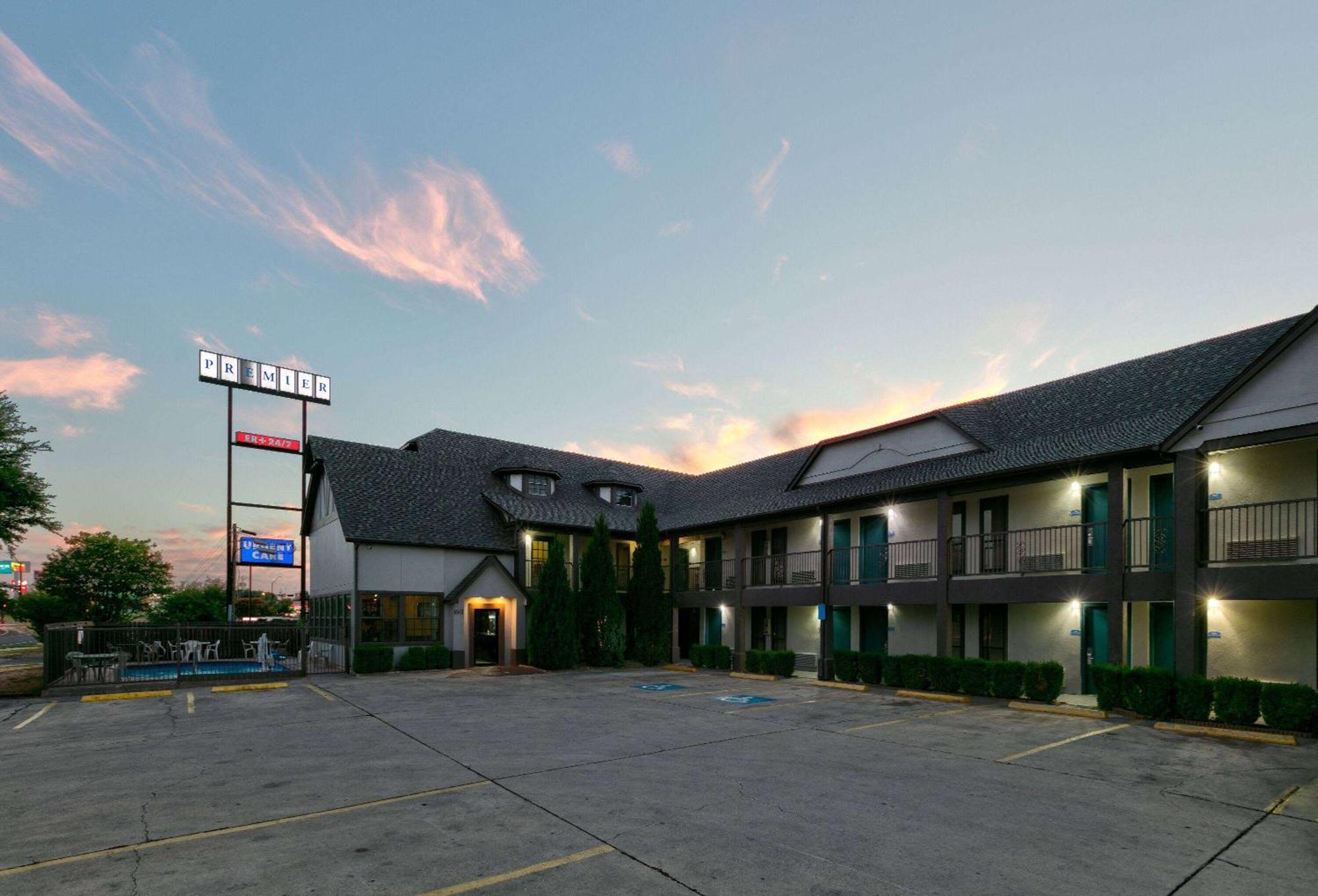 Howard Johnson By Wyndham San Marcos Exterior photo