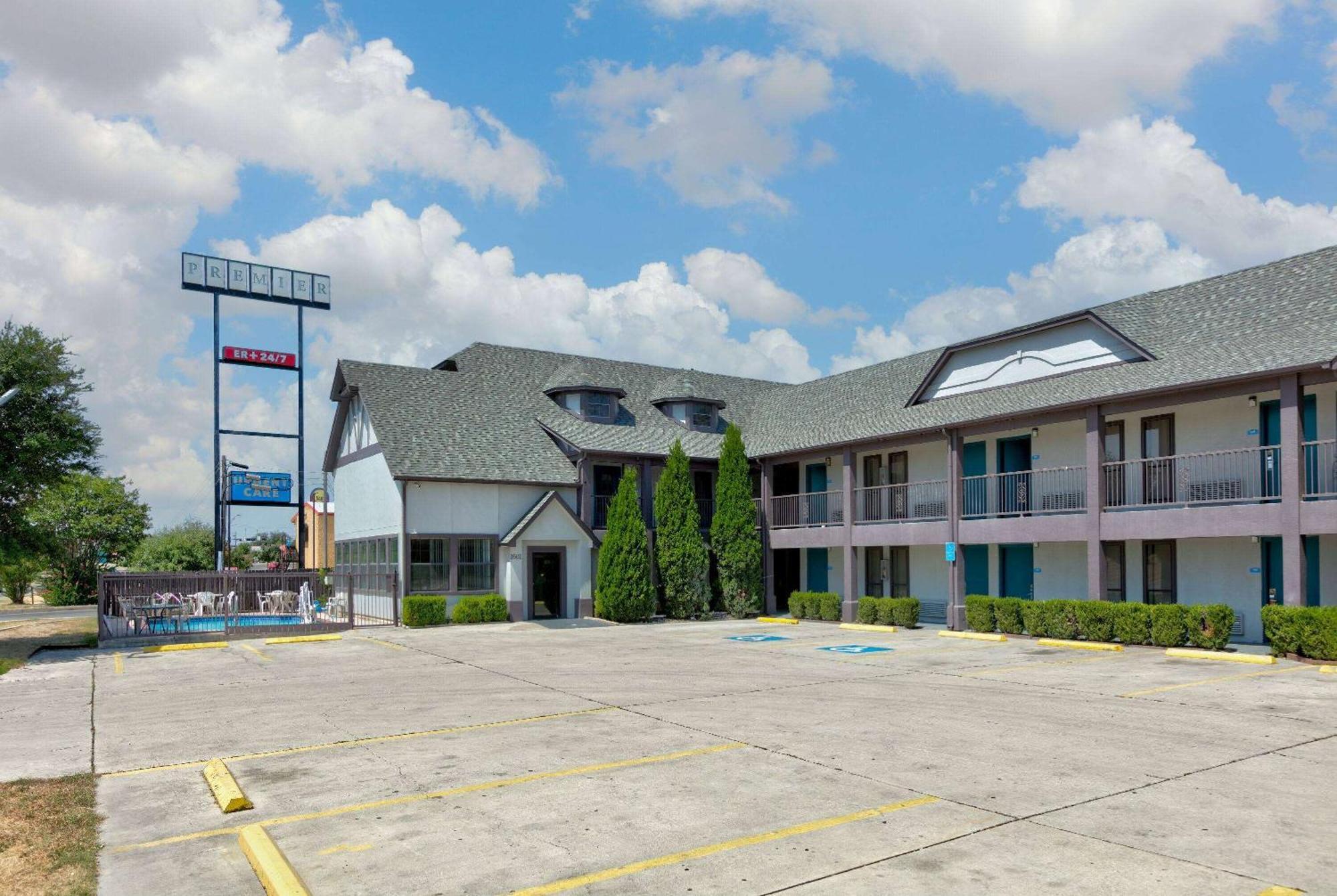 Howard Johnson By Wyndham San Marcos Exterior photo