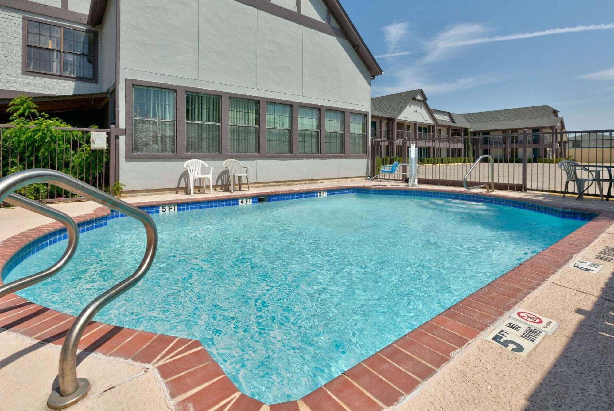 Howard Johnson By Wyndham San Marcos Exterior photo