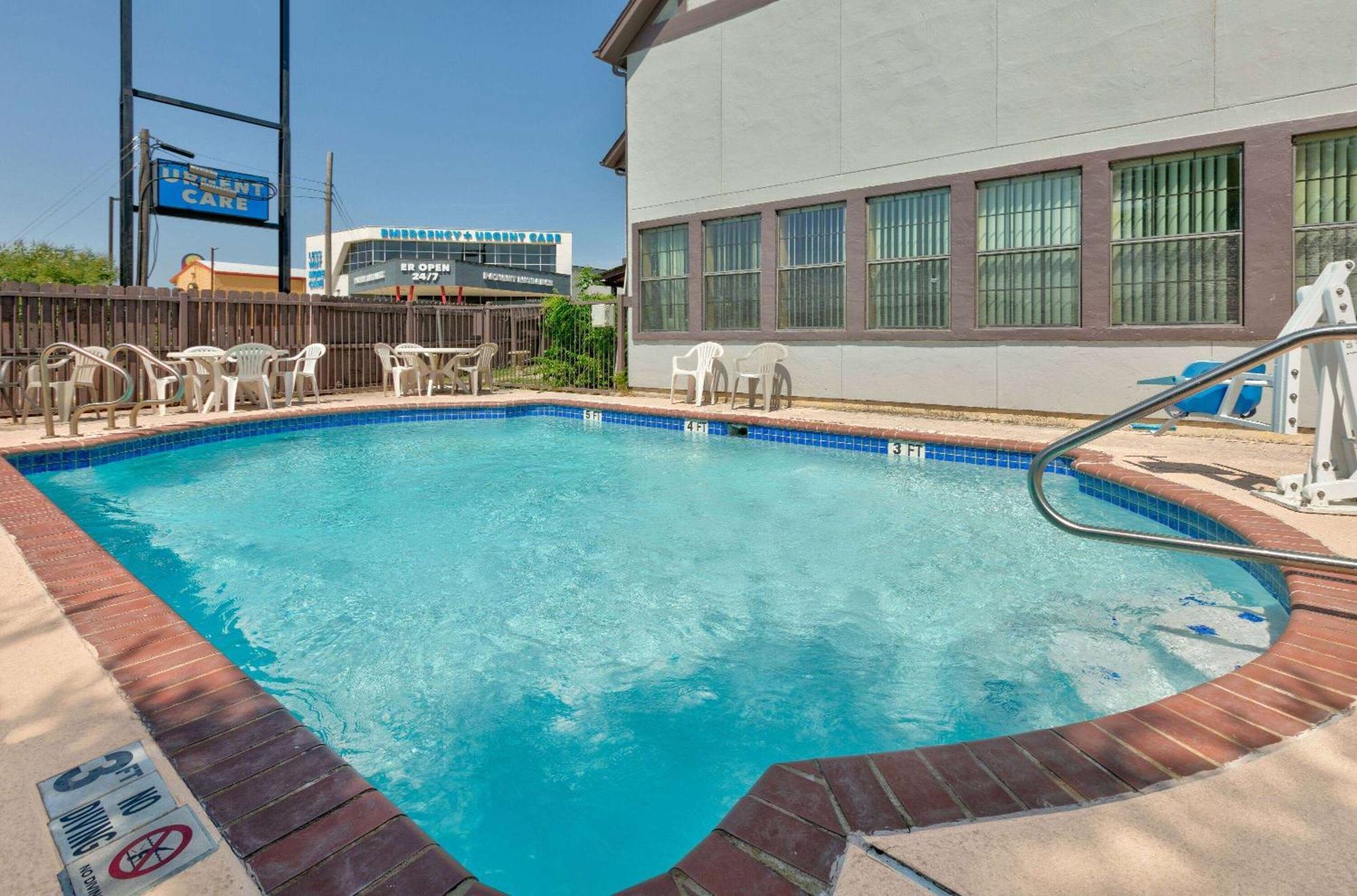 Howard Johnson By Wyndham San Marcos Exterior photo