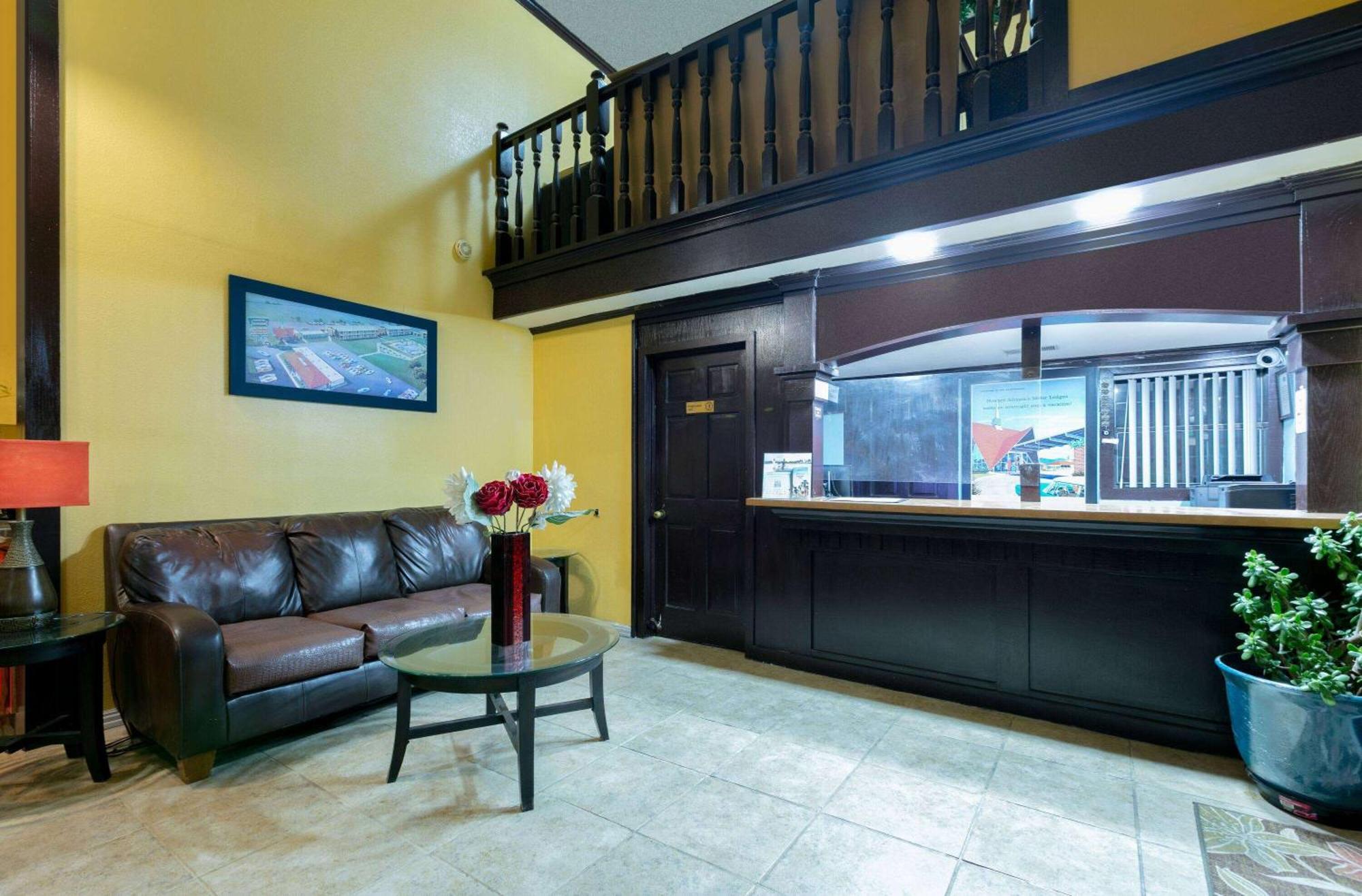 Howard Johnson By Wyndham San Marcos Exterior photo