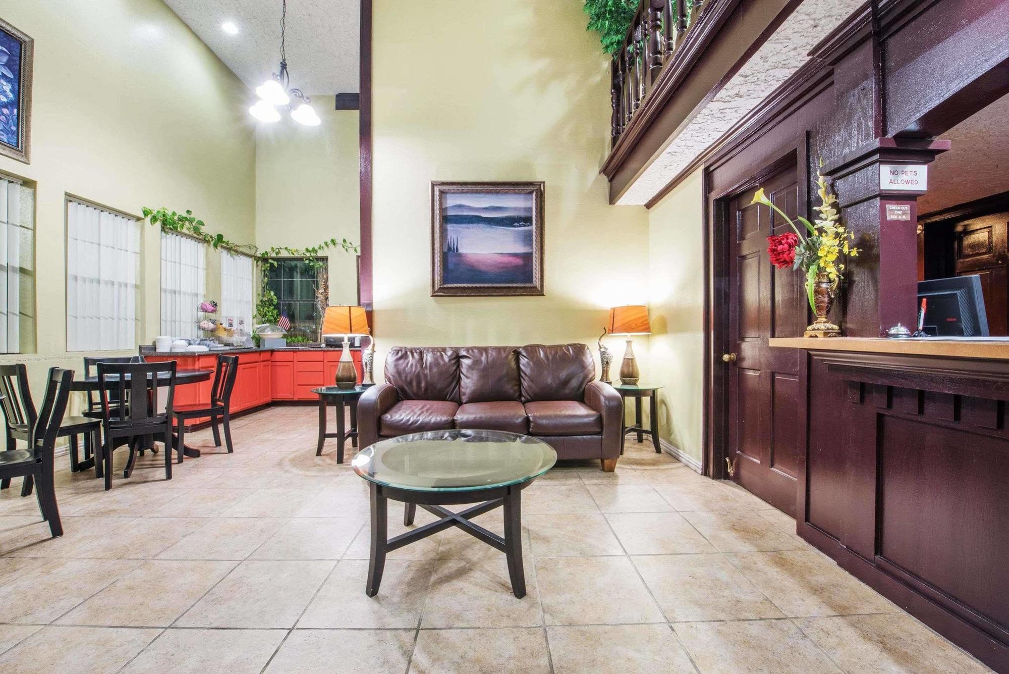 Howard Johnson By Wyndham San Marcos Exterior photo