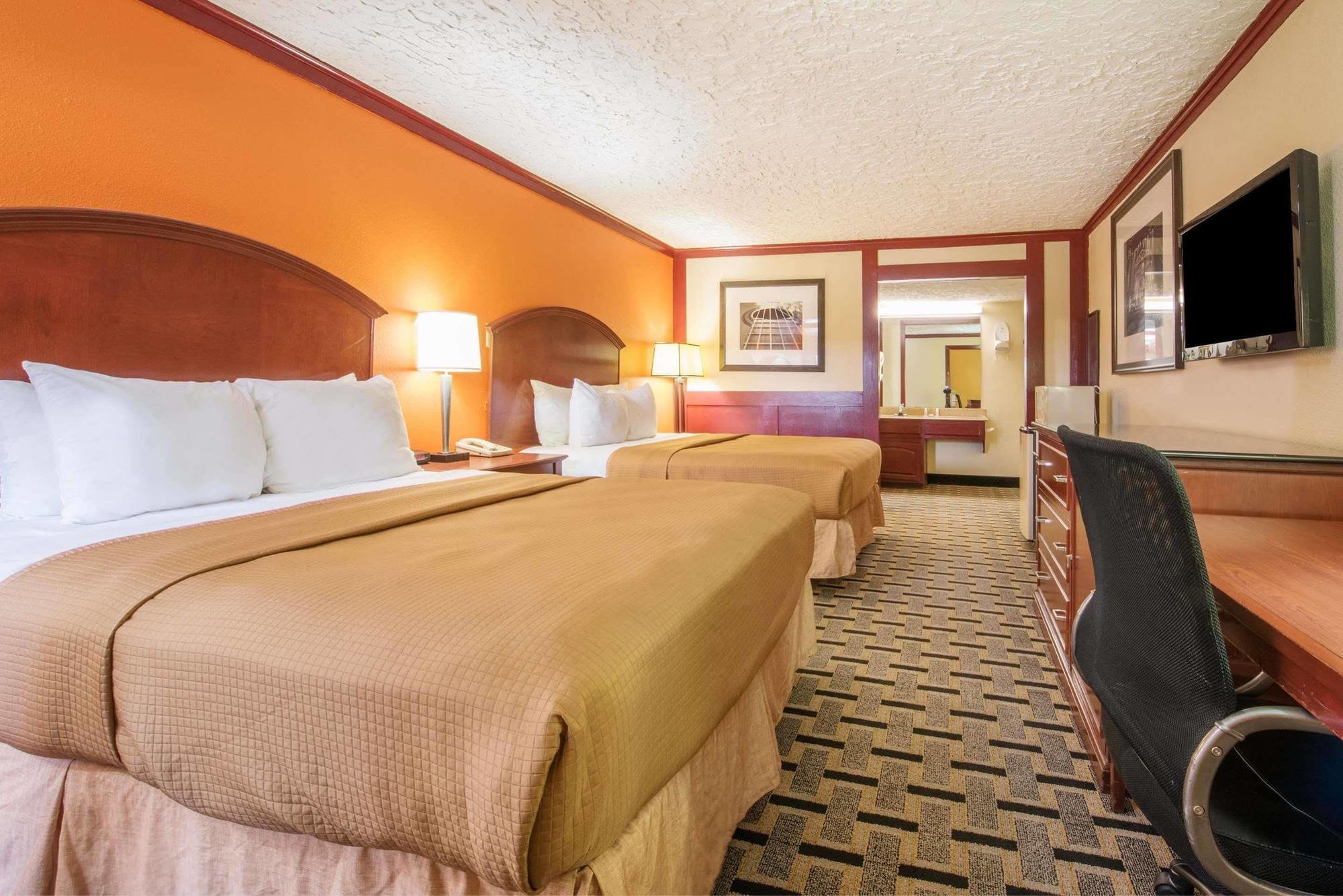 Howard Johnson By Wyndham San Marcos Exterior photo
