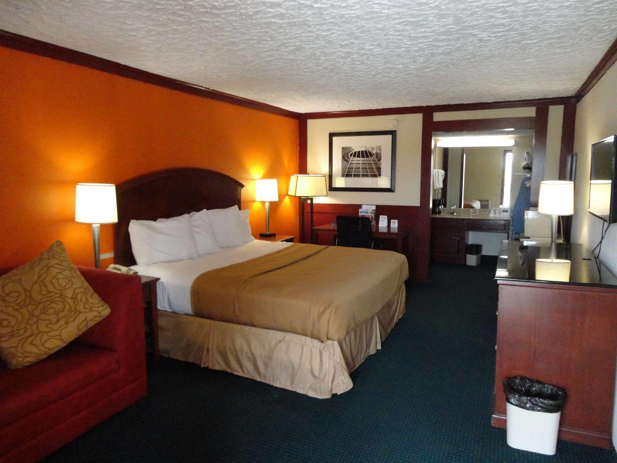 Howard Johnson By Wyndham San Marcos Exterior photo
